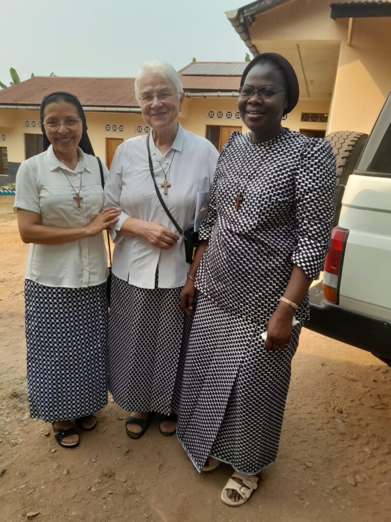 La Mère générale Soeur Marthe Soeur Samara Assistante générale Sr Wivine Conseillère